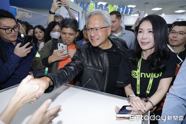 d7677003-1 ▲▼NVIDIA(輝達)共同創辦人暨執行長黃仁勳6/4旋風式參觀2024COMPUTEX,所到之處萬人空巷爭相目睹他的風采。(圖/記者湯興漢攝)