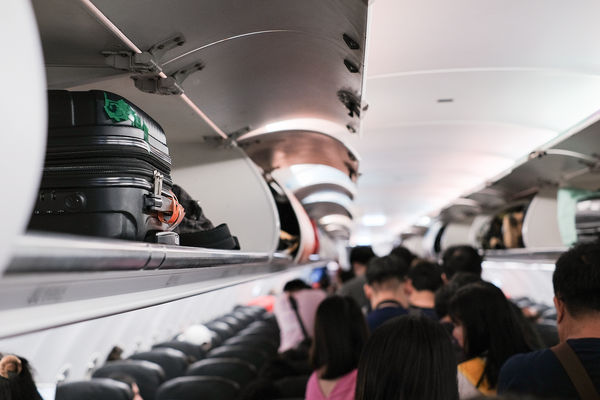 ▲▼飛機走道,行李,搭機。（示意圖／VCG）