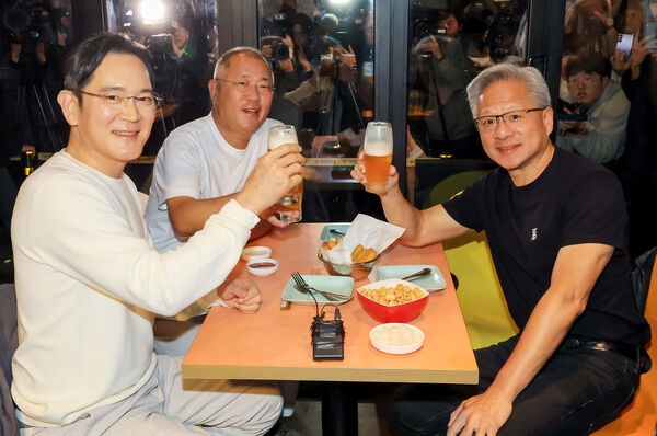d8470945 ▲▼去年10月底,黃仁勳訪韓時曾在首爾Kkanbu Chicken韓式炸雞店,與三星會長李在鎔、現代汽車會長鄭義宣一同大啖炸雞配啤酒。(圖/路透)