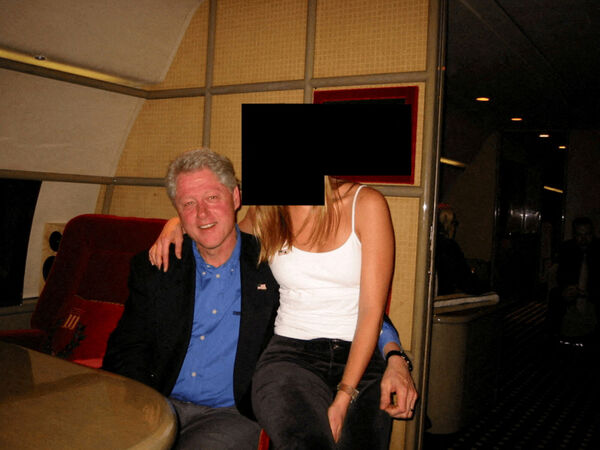 d8545543 ▲▼ 美國司法部19日公開已故富商、性犯罪者艾普斯坦(Jeffrey Epstein)大量檔案照片。(圖/路透)