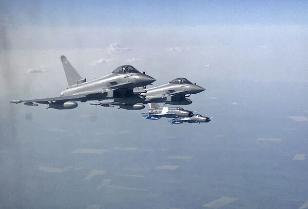 d8565592-1 ▲▼英國皇家空軍的「颱風」戰鬥機(Typhoon fighter jets)。(圖/達志影像/美聯社)