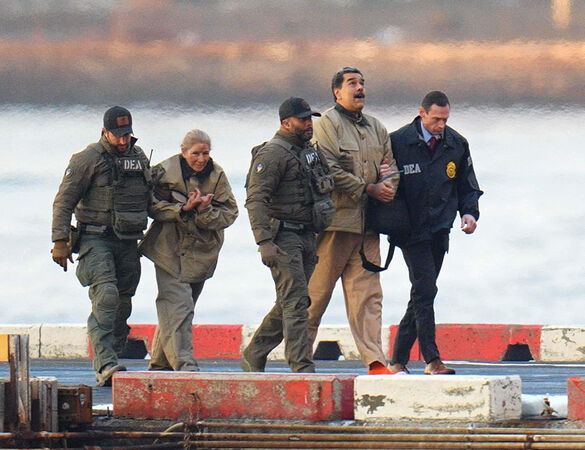 ▲▼委內瑞拉總統馬杜洛（Nicolas Maduro）及其妻子佛羅雷斯（Cilia Flores）遭美軍抓捕。（圖／達志影像／美聯社）