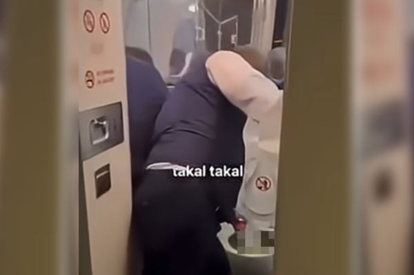 長途飛15個小時「機上廁所突故障」　空服員被迫手挖穢物畫面曝。（圖／翻攝自YouTube）