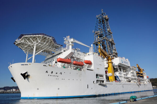 d8608673 ▲▼ 日本海洋研究開發機構深海探測船「地球號」1月從靜岡市出發 。(圖/路透)