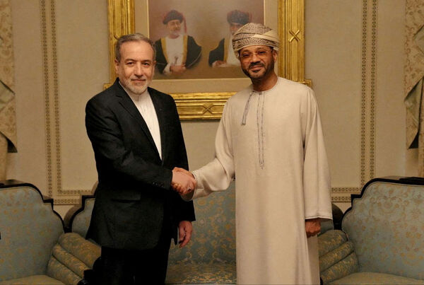 ▲▼伊朗外交部長阿拉奇（Abbas Araqchi）於阿曼首都馬斯喀特（Muscat）會晤阿曼外交部長巴德爾（Sayyid Badr Albusaidi）。（圖／路透）