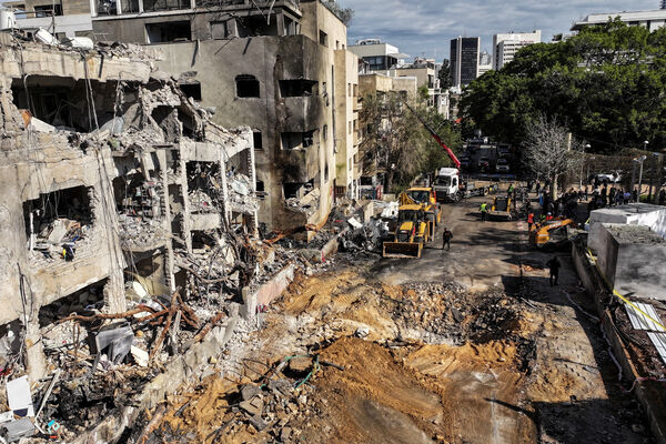 ▲▼伊朗報復式攻擊，以色列特拉維夫（Tel Aviv）住宅區遇襲。（圖／路透）