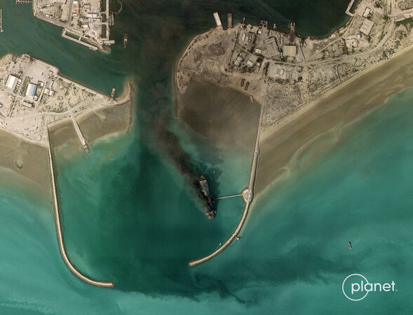 d8644954-1 ▲▼美伊衝突,衛星影像顯示,3月2日伊朗阿巴斯軍港(Bandar Abbas Military Harbour)發生火災。(圖/路透)