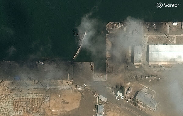 d8644959-1 ▲▼美伊衝突,衛星影像顯示,3月4日伊朗科納拉克(Konarak)海軍基地一艘船隻翻覆。(圖/路透)