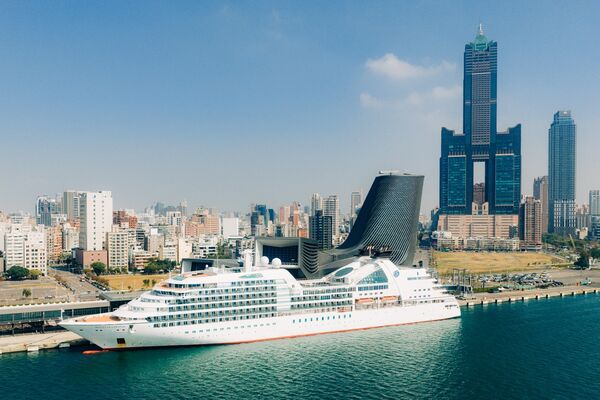 ▲港務公司提供多國語言服務，圖為海洋富士號靠泊高雄港旅運中心。（圖／港務公司）
