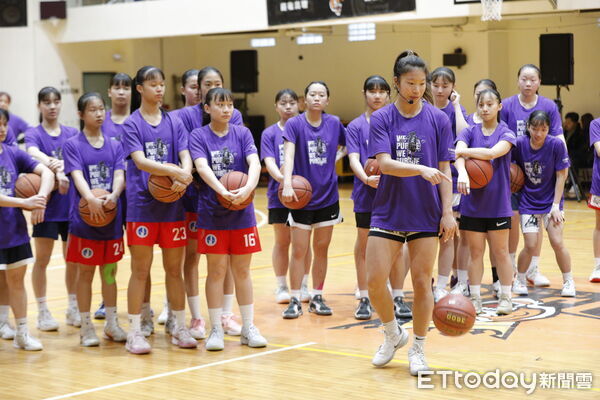 d8652889-1 ▲▼台裔籃球好手、現役 WNBA 球員 Kaitlyn Chen來台訓練營,以自身經驗教導台灣國高中女子籃球選手。(圖/記者湯興漢攝)