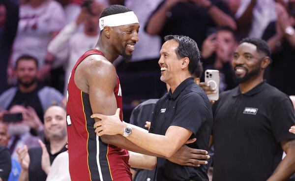 ▲NBA熱火阿德巴約單場轟83分，與總教練、隊友歡喜慶賀。（圖／路透）