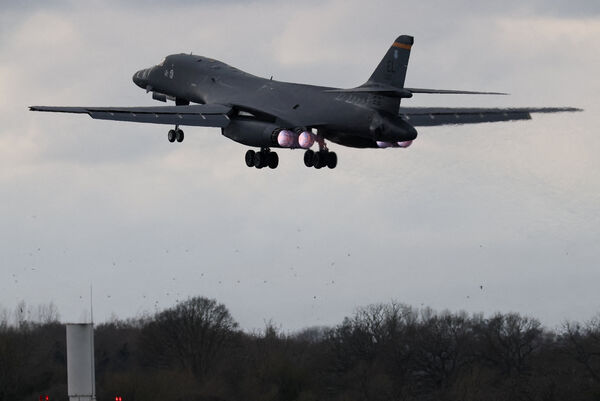 ▲▼2026年3月10日，美伊衝突/美伊戰爭期間，美國空軍B-1轟炸機從英國費爾福德皇家空軍基地（RAF Fairford）起飛。（圖／路透）