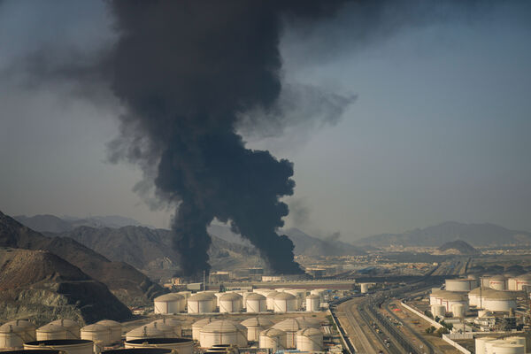 d8659334-1 ▲▼ 阿拉伯聯合大公國富查伊哈(Fujairah)石油設施14日起火冒煙。(圖/達志影像/美聯社)