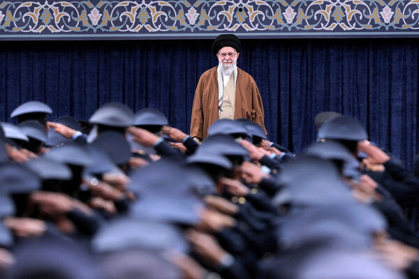 ▲▼2025年2月，伊朗前任最高領袖哈米尼（Ali Khamenei）在德黑蘭與空軍軍官會面。（圖／路透）