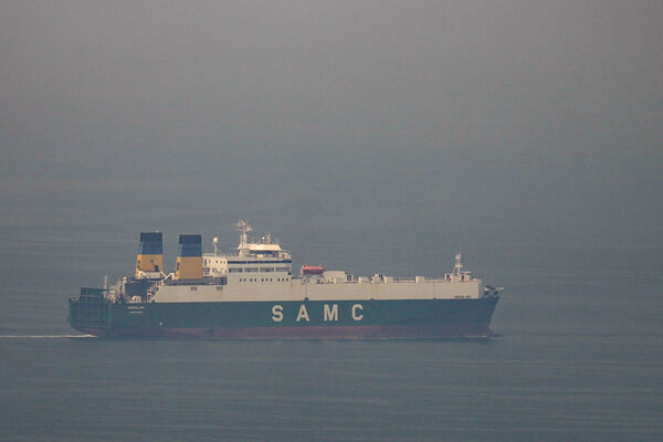 d8660210-1 ▲▼貨輪航行於阿拉伯灣(Arabian Gulf),正往荷莫茲海峽(Strait of Hormuz)前進。(圖/達志影像/美聯社)