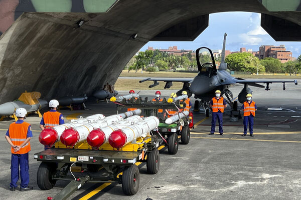 ▲▼2022年8月17日台灣花蓮空軍基地，軍方人員站在美製RGM-84魚叉（Harpoon）反艦飛彈，以及AIM-120、AIM-9空對空飛彈旁，準備在F-16V戰機前進行掛彈演習。（圖／達志影像／美聯社）