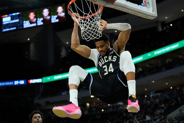 d8663546-1 ▲「字母哥」安戴托昆波(Giannis Antetokounmpo)在對戰溜馬的比賽灌籃後疑似傷到膝蓋。(圖/達志影像/美聯社)