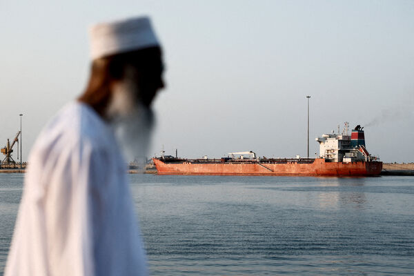 d8664931-2 ▲▼資料照:荷姆茲海峽、荷莫茲海峽(Hormuz)交通中斷,油輪停泊在蘇丹港口。石油、原油。(圖/路透)