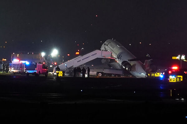 ▲▼ 美國紐約拉瓜迪亞機場（LaGuardia Airport）22日晚間一架客機在跑道上滑行時與地面車輛發生碰撞。（圖／達志影像／美聯社）