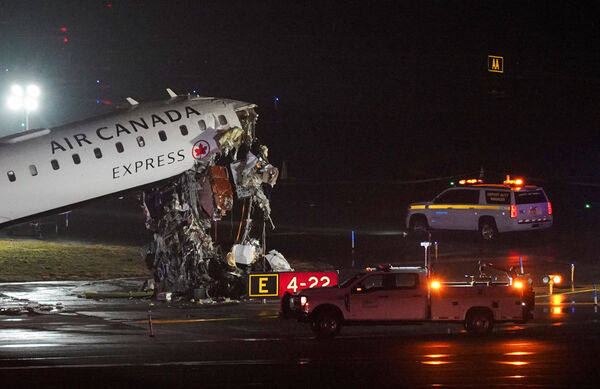 d8670689-3 ▲▼ 美國紐約拉瓜迪亞機場(LaGuardia Airport)22日晚間一架客機滑行期間撞上消防車。(圖/路透)