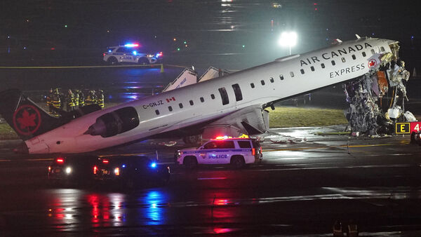 d8670690 ▲▼ 美國紐約拉瓜迪亞機場(LaGuardia Airport)22日晚間一架客機滑行期間撞上消防車。(圖/路透)