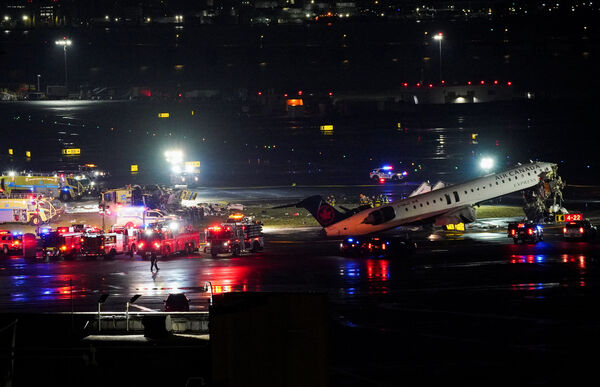 d8670691-2 ▲▼ 美國紐約拉瓜迪亞機場(LaGuardia Airport)22日晚間一架客機滑行期間撞上消防車。(圖/路透)