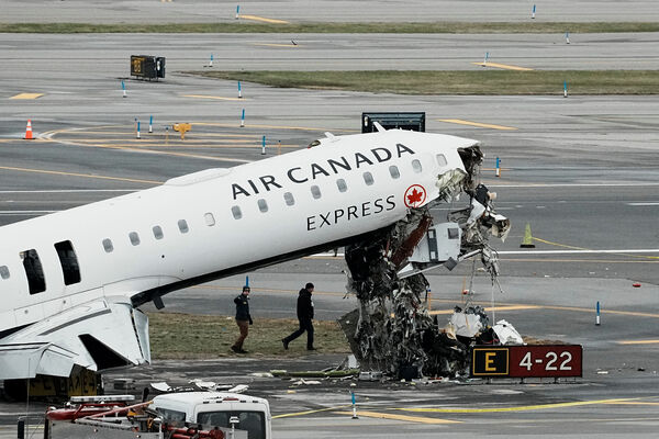 ▲▼ 美國紐約拉瓜迪亞機場（LaGuardia Airport）發生客機與消防車輛碰撞事故。（圖／路透）