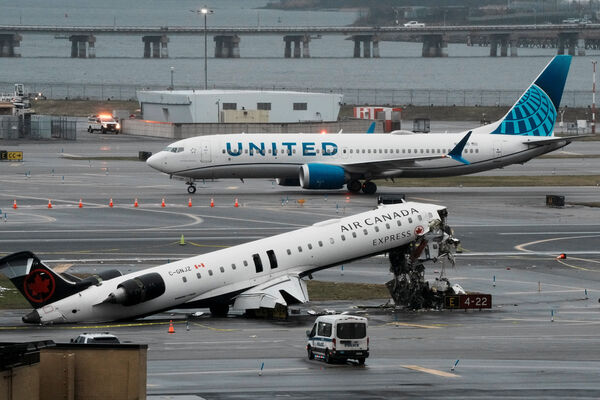 ▲▼ 美國紐約拉瓜迪亞機場（LaGuardia Airport）發生客機與消防車輛碰撞事故。（圖／路透）
