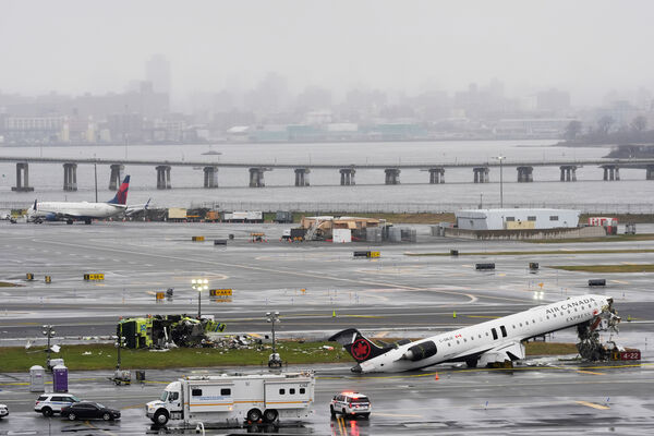 ▲▼ 美國紐約拉瓜迪亞機場（LaGuardia Airport）發生客機與消防車輛碰撞事故。（圖／達志影像／美聯社）