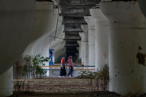 ▲▼巴基斯坦首都伊斯蘭馬巴德（Islamabad），幾名婦女走過一座高架橋。（圖／達志影像／美聯社）