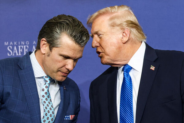 d8672753-1 ▲▼美國總統川普(Donald Trump)與國防部長赫格塞斯(Pete Hegseth)。(圖/路透)