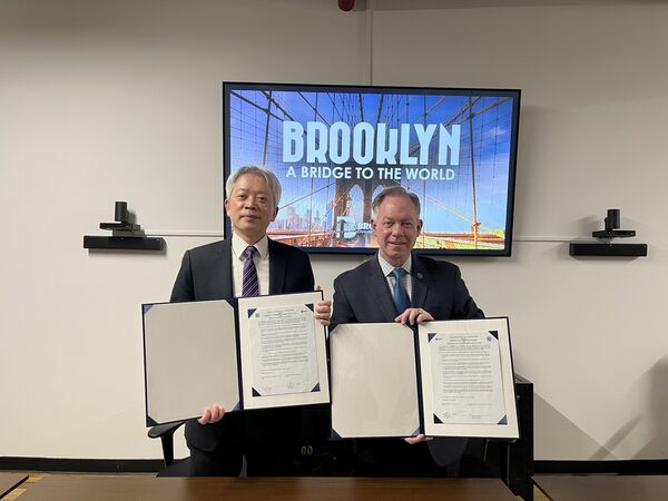 ▲BCC總裁暨執行長Randy Peers(右)於美國簽署MOU、由駐紐約辦事處大使李志強見證(左)。（圖／IEAT提供）