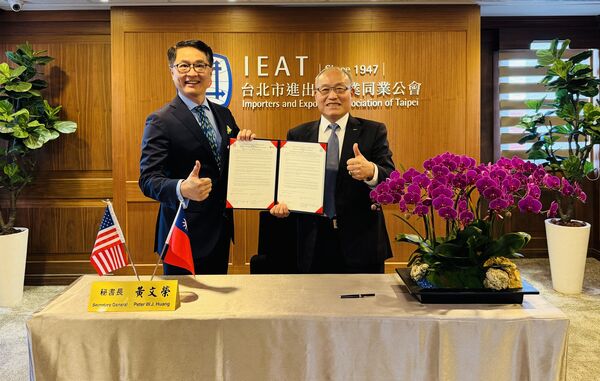 ▲IEAT秘書長黃文榮(左)於台北簽署MOU、由紐約台灣商會會長張育誠專程來台見證（右）。（圖／IEAT提供）