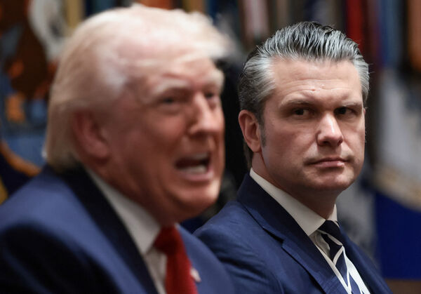 d8676589-1 ▲▼美國總統川普(Donald Trump)與國防部長赫格塞斯(Pete Hegseth)。(圖/路透)