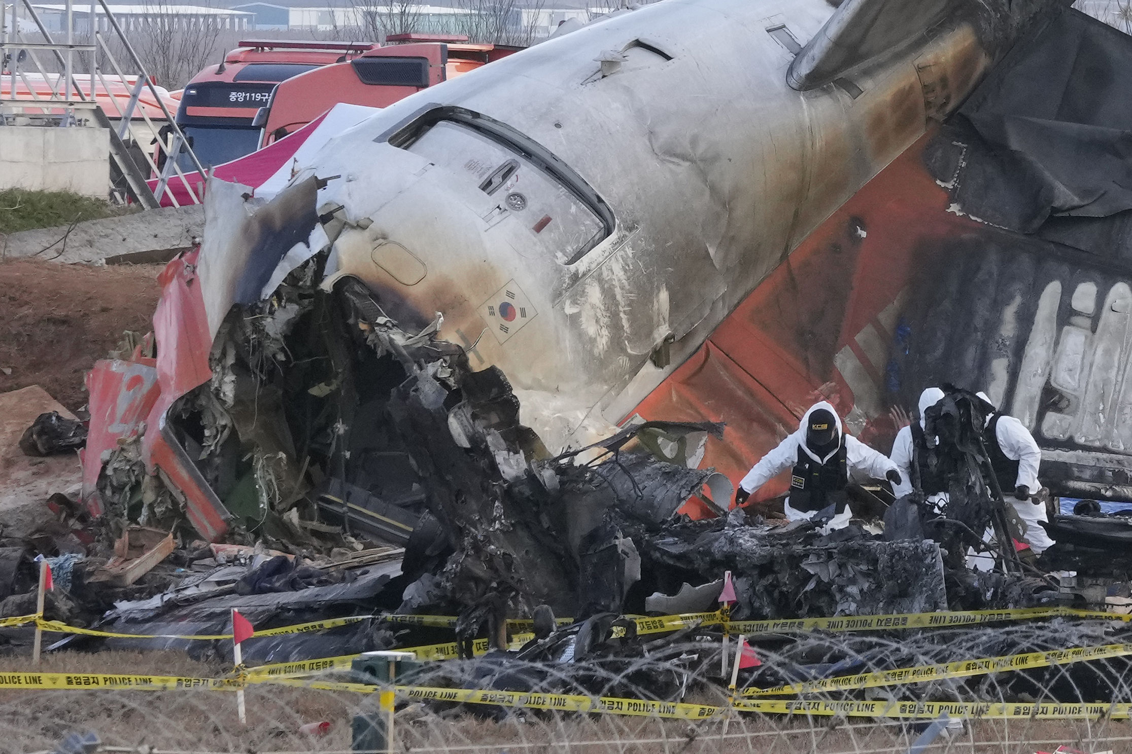 8025268 ▲▼濟州航空波音客機在務安機場失事,南韓當局取得機上黑盒子。(圖/達志影像/美聯社)