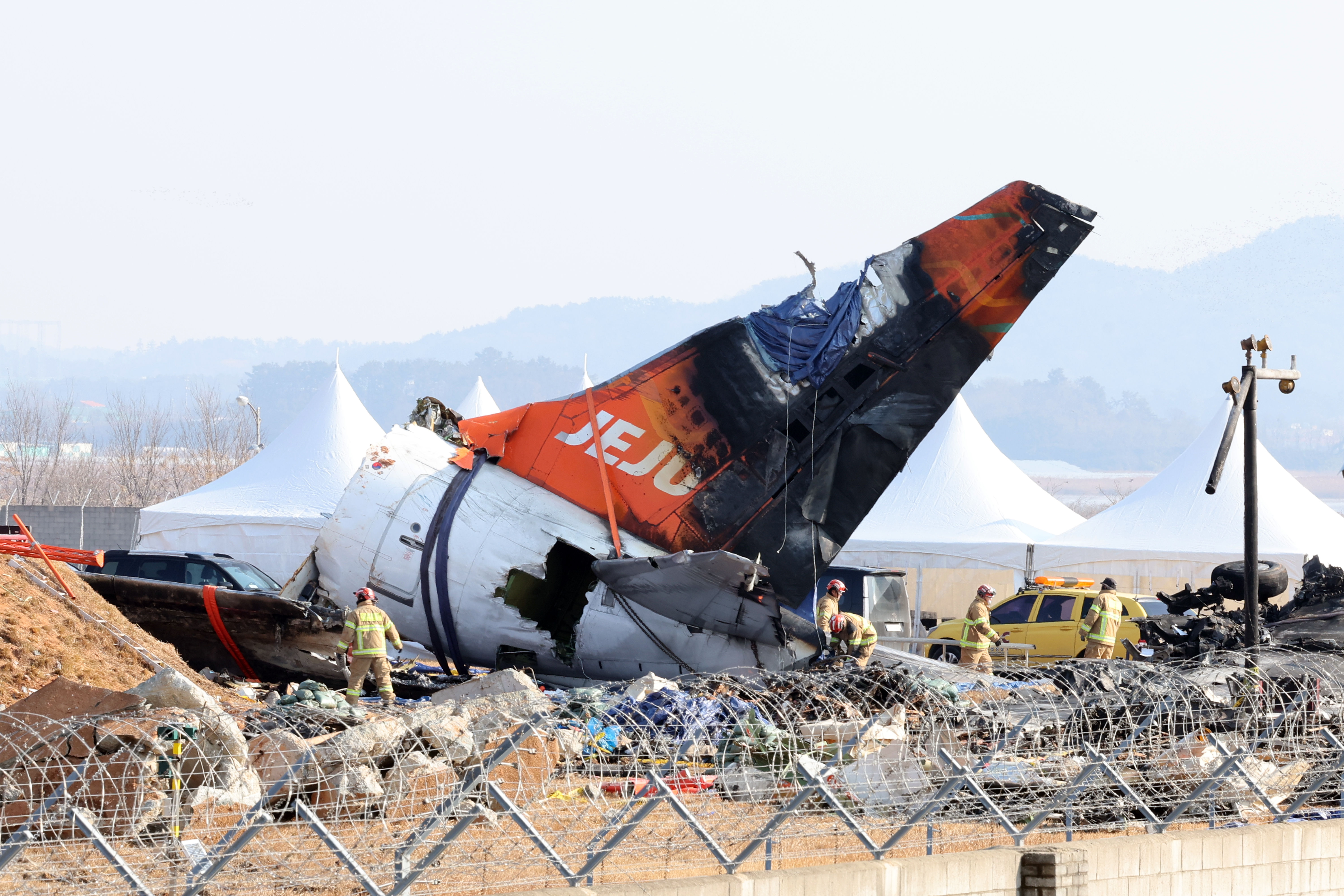 8044367 ▲▼南韓政府針對濟州航空失事客機尾翼殘骸進行調查。(圖/達志影像)