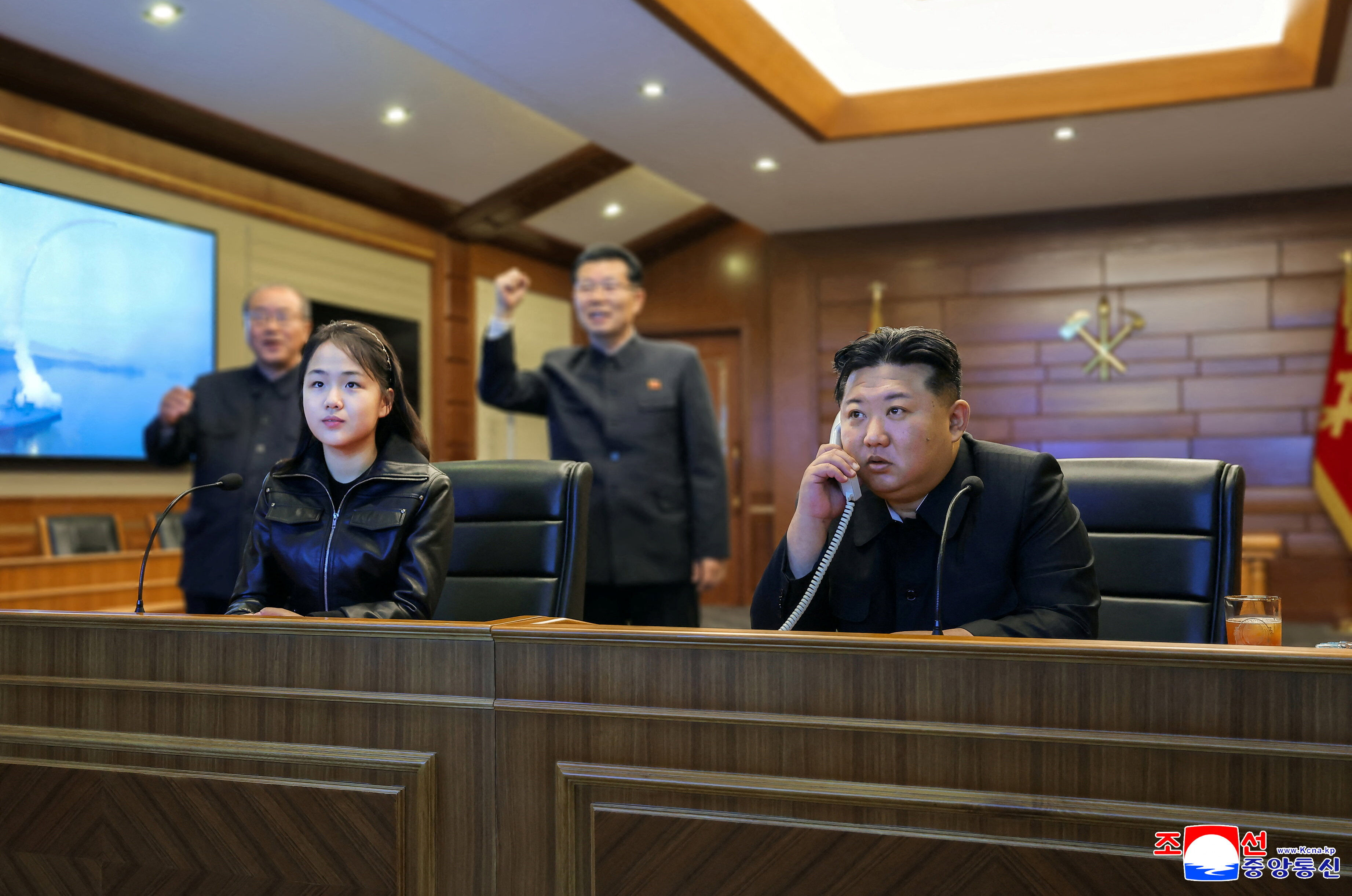8654093 ▲▼金正恩、金主愛坐在指揮中心以視訊指導新型驅逐艦「崔賢號」試射戰略巡弋飛彈。(圖/路透)