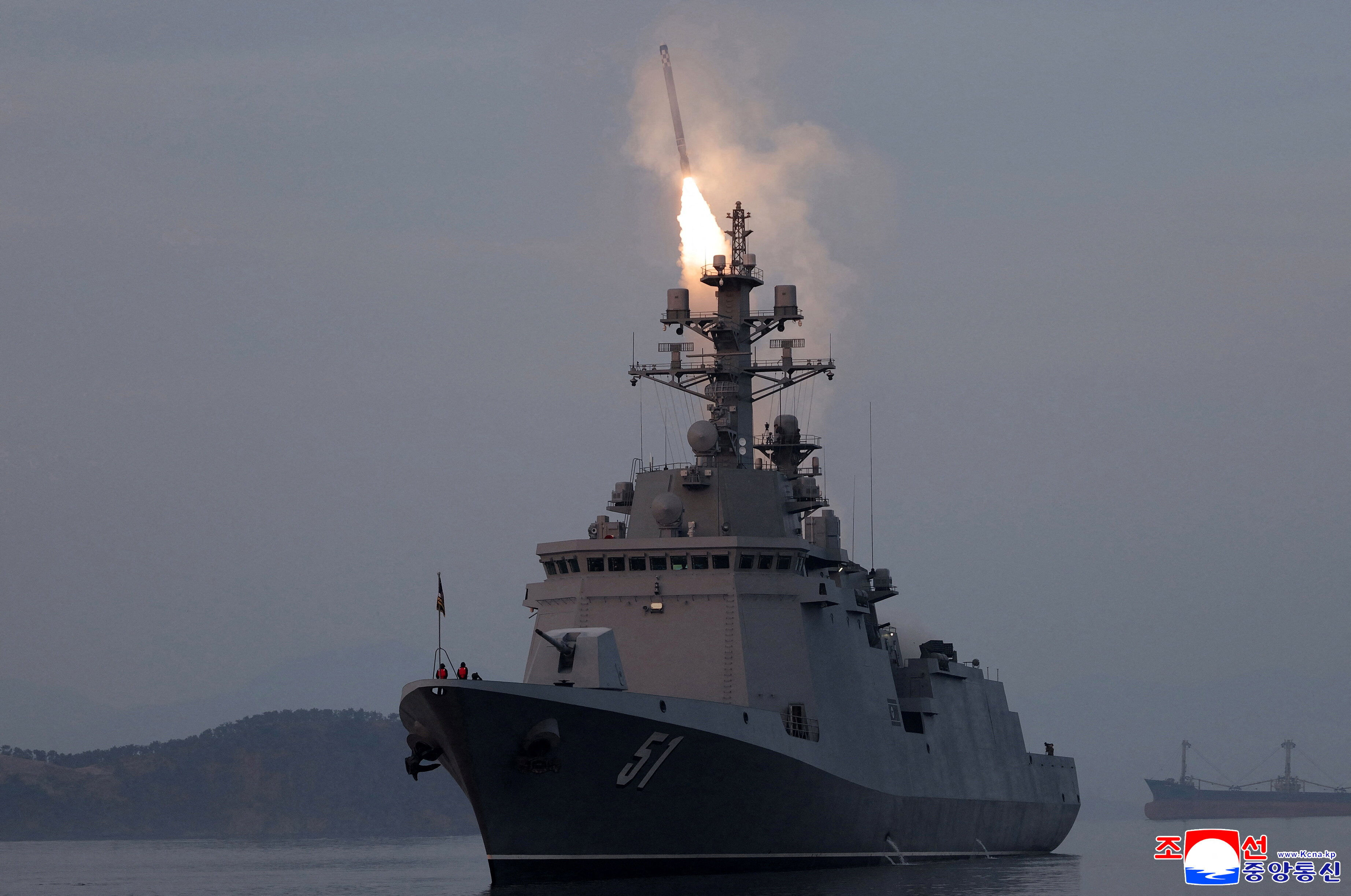 8654114 ▲▼北韓新型驅逐艦「崔賢號」10日從艦上試射戰略巡弋飛彈。(圖/路透)