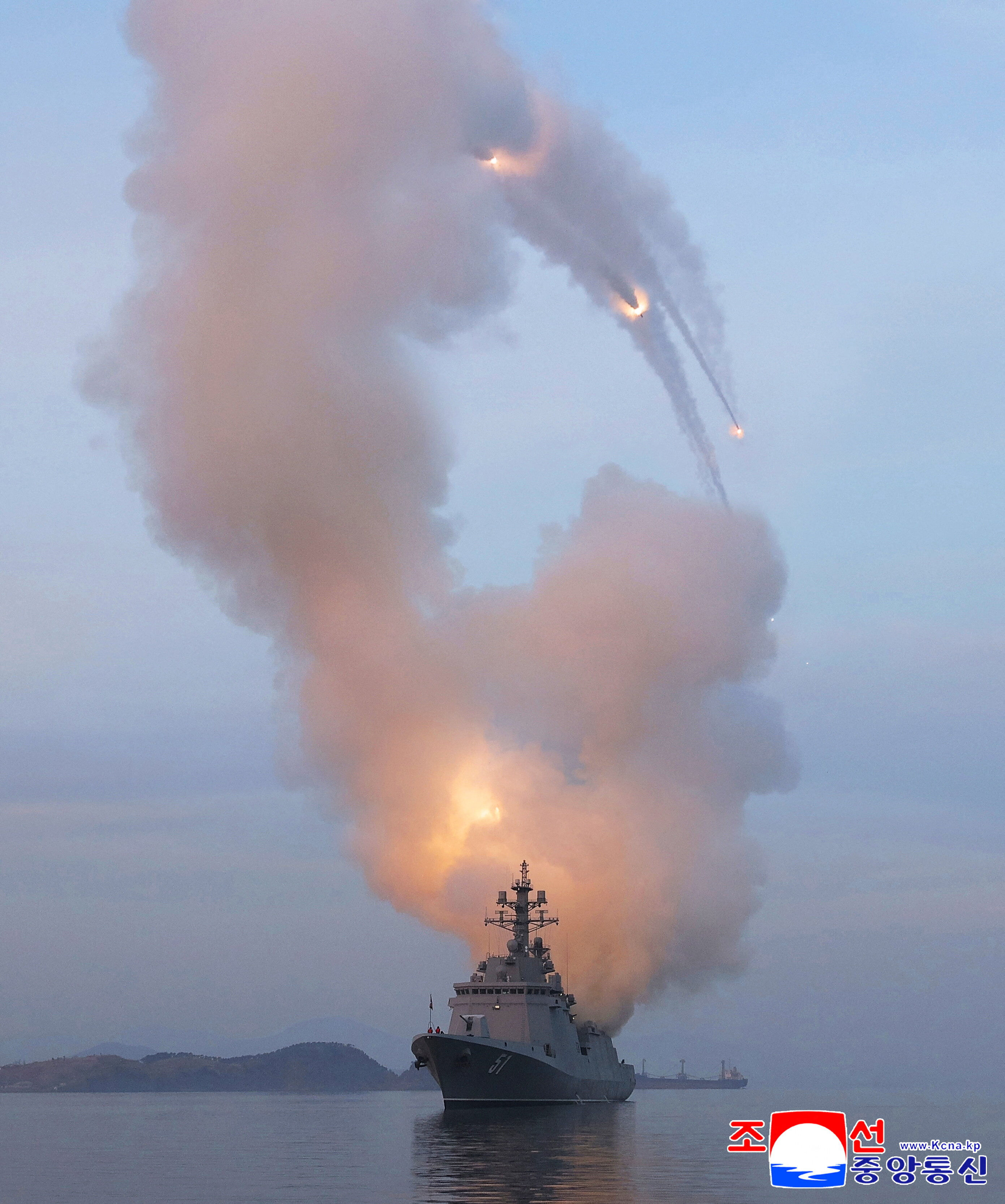 8654116 ▲▼北韓新型驅逐艦「崔賢號」10日從艦上試射戰略巡弋飛彈。(圖/路透)