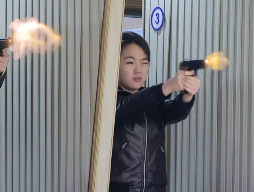▲▼ 金正恩女兒「開槍射擊」畫面曝光！　父女身穿同款皮衣外套。（圖／朝中社）