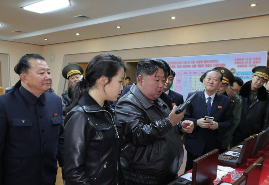 ▲▼ 金正恩女兒「開槍射擊」畫面曝光！　父女身穿同款皮衣外套。（圖／朝中社）