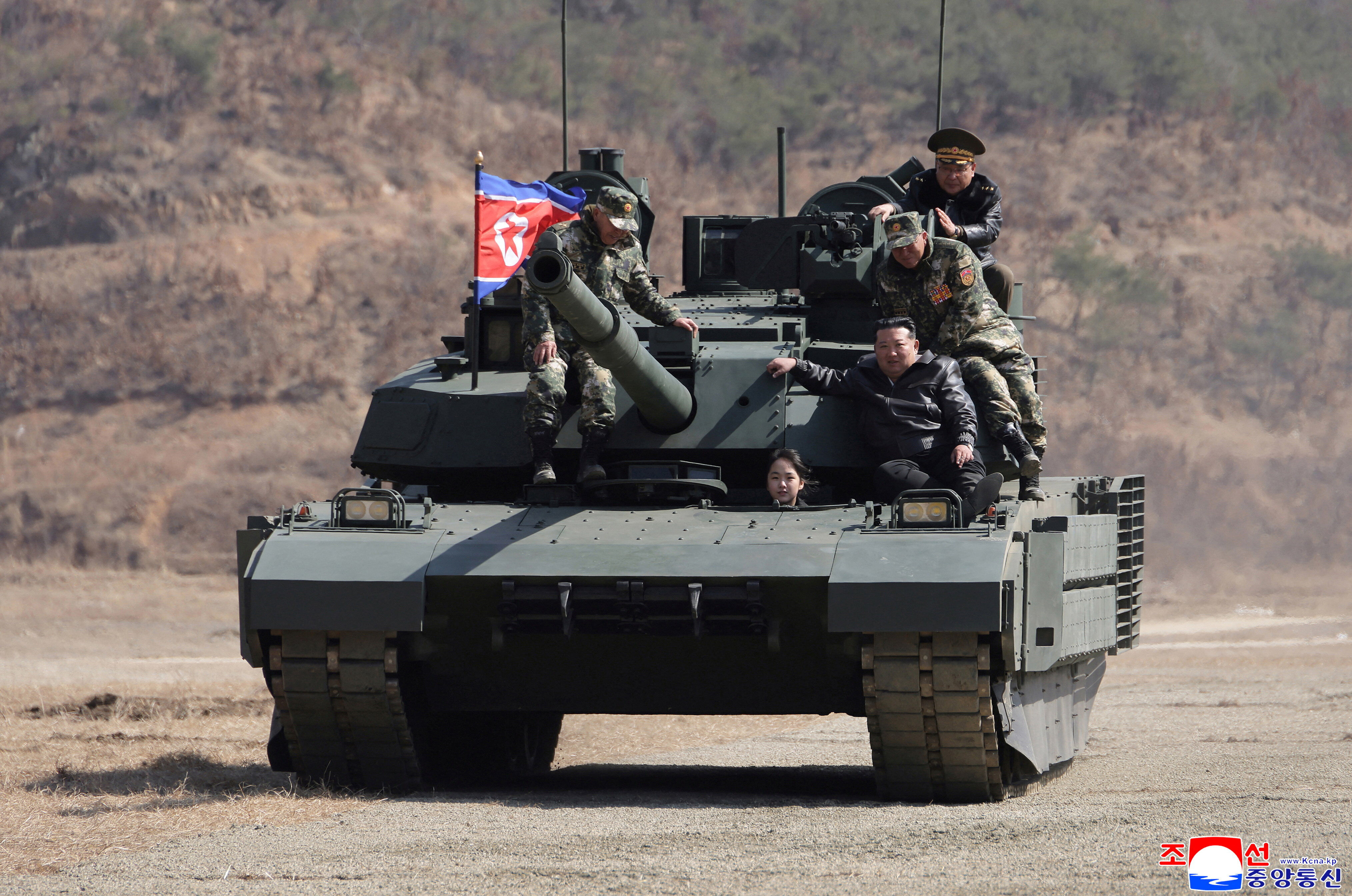 ▲▼北韓領導人金正恩帶著女兒金主愛，一同視察坦克部隊與步兵部隊的實彈射擊及演習，並與士兵一起乘坐坦克車。（圖／路透）