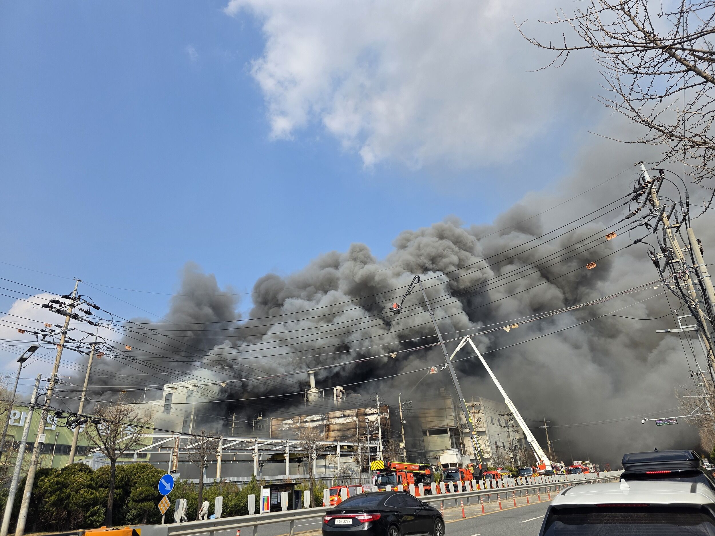 ▲▼南韓大田廣域市大德區一座汽車零件工廠20日下午發生大火。（圖／VCG）