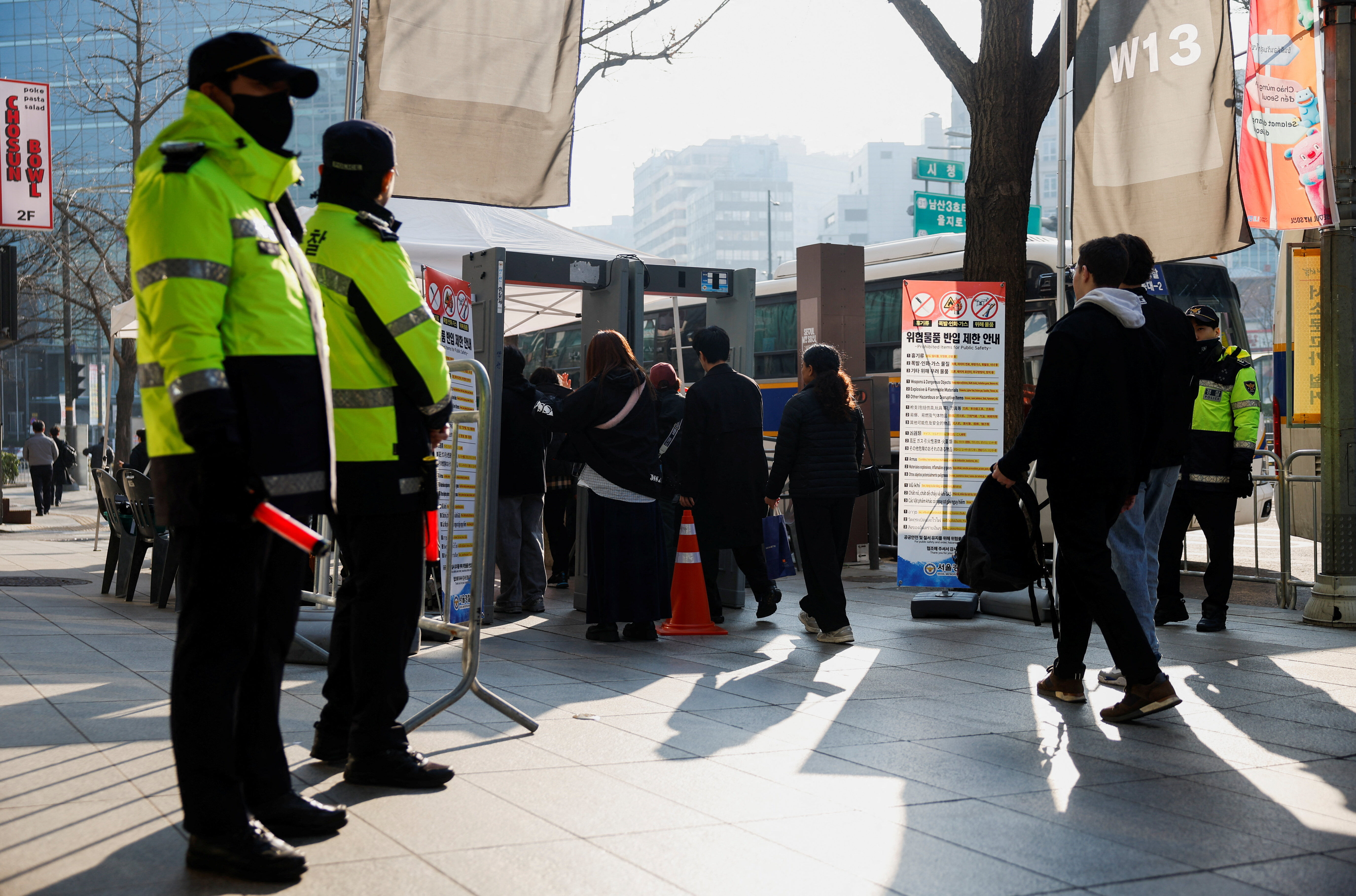 ▲▼南韓天團BTS在首爾光化門廣場舉行回歸演出，現場戒備森嚴。（圖／路透）