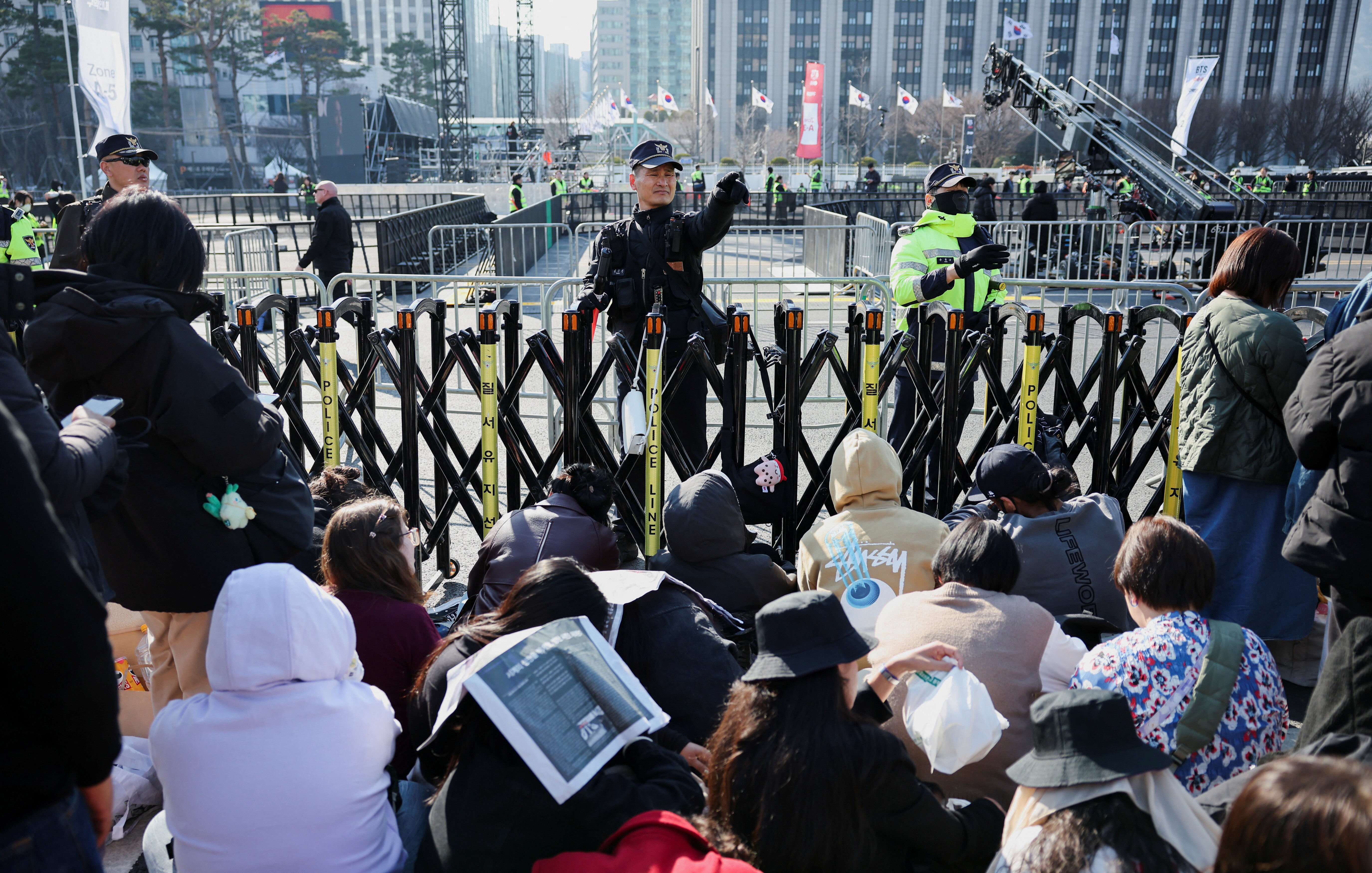 ▲▼南韓天團BTS在首爾光化門廣場舉行回歸演出，現場戒備森嚴。（圖／路透）