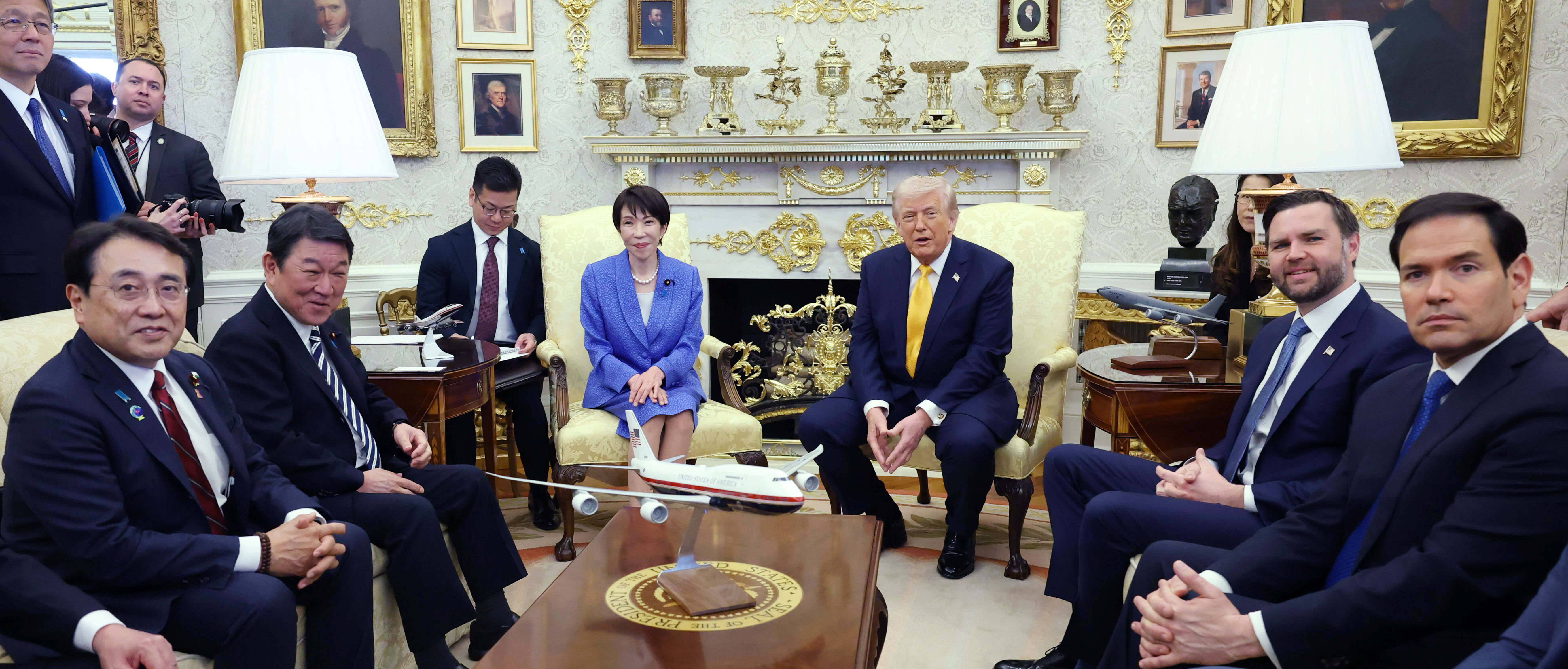 8669253 ▲▼茂木敏充、赤澤亮正陪同高市早苗出席會談,川普則派出副總統范斯、國務卿盧比歐等。(圖/達志影像/美聯社)