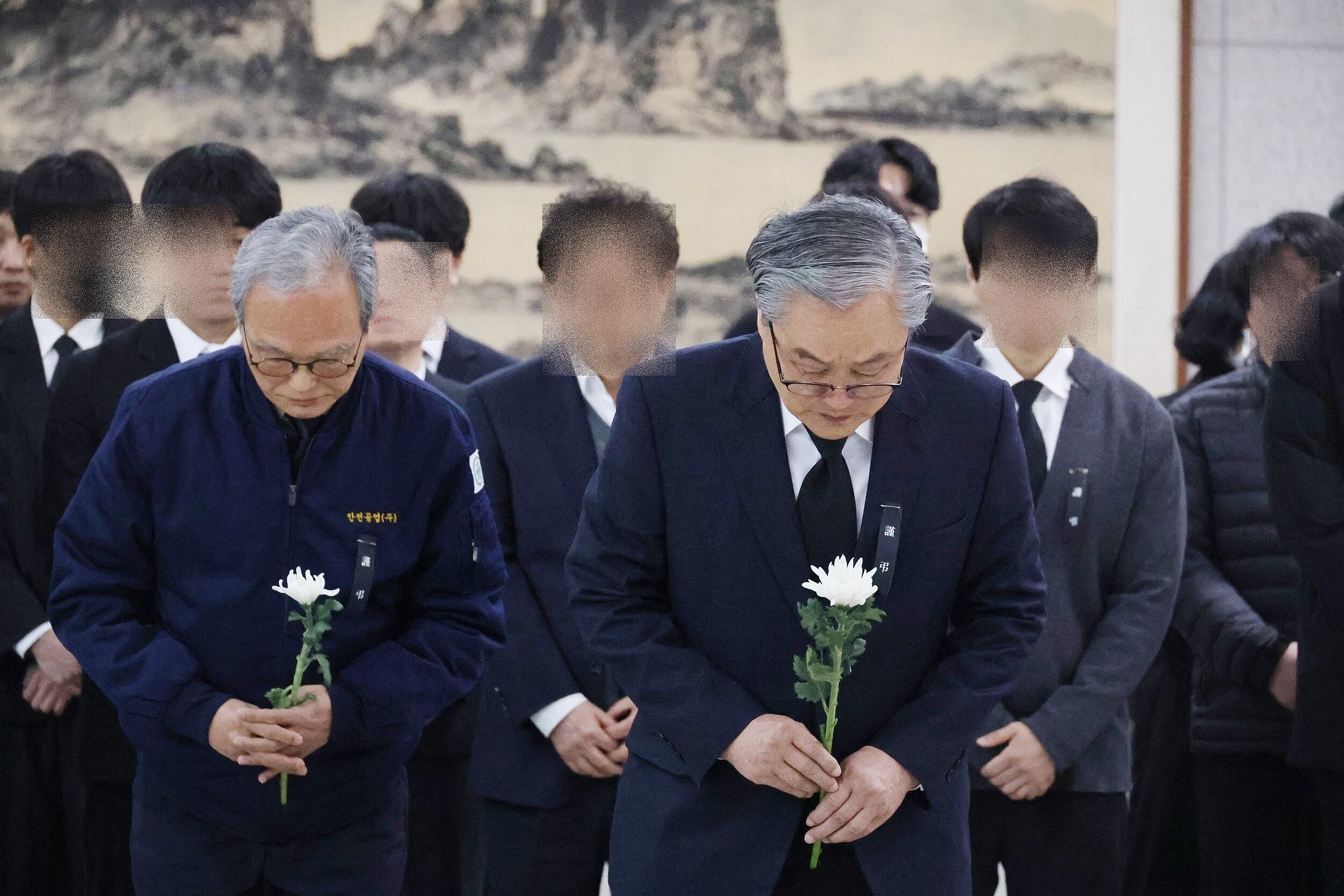 ▲▼安全工業代表理事孫柱煥率領公司高層，前往大田市府1樓靈堂，向罹難員工哀悼獻花。（圖／VCG）
