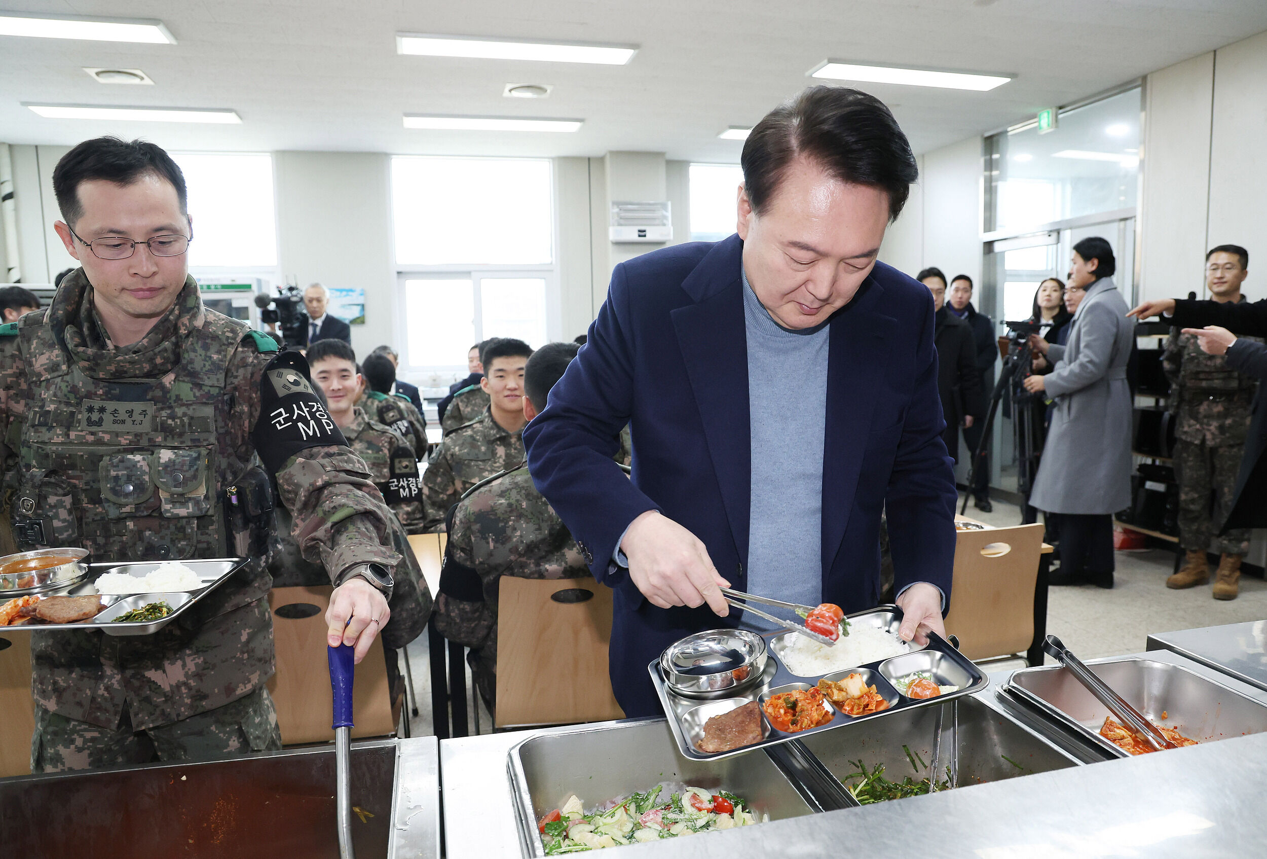 8674006-1 ▲▼2023年12月,尹錫悅和部隊官兵用餐。(圖/VCG)