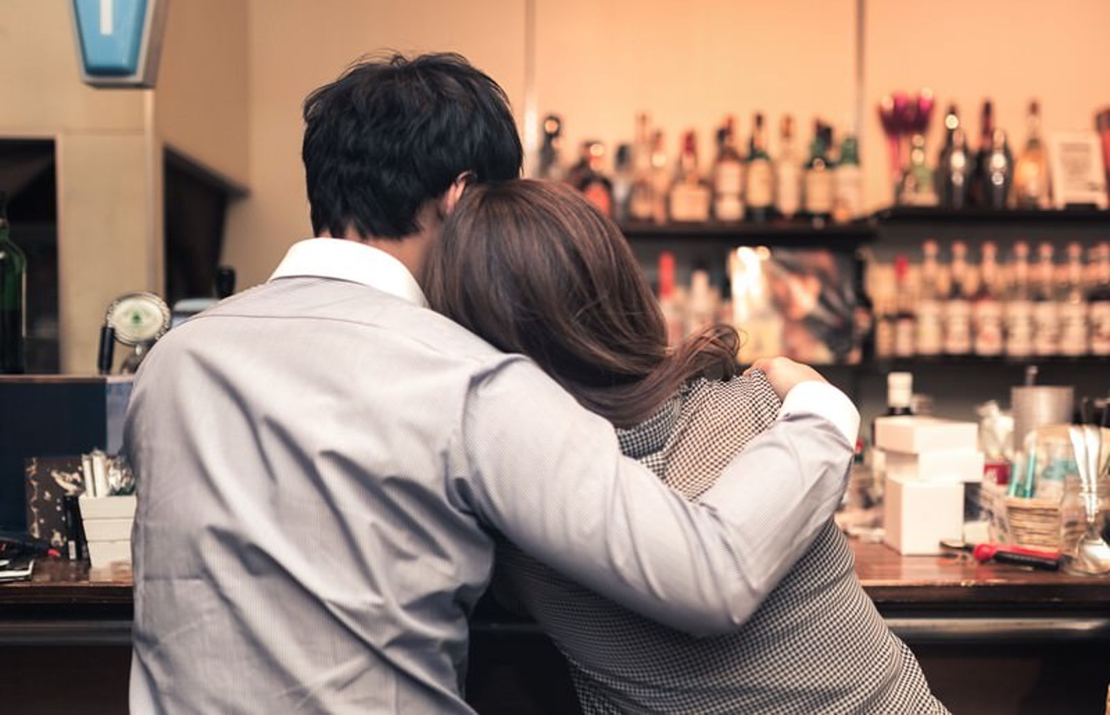 8674194-1 人妻擁吻酒吧老闆「店內獨處3小時」不算通姦 夫求償百萬遭法院駁回:不夠久