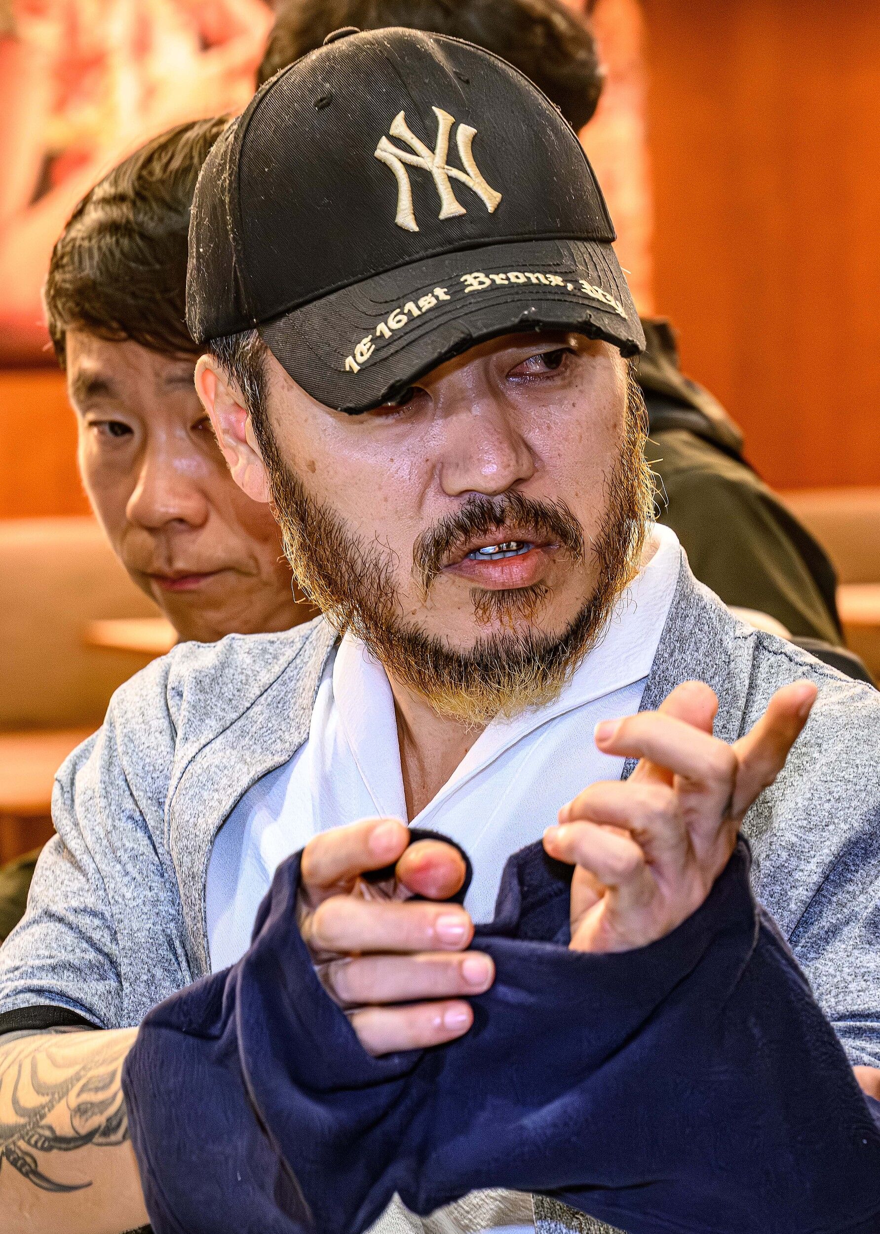 ▲▼朴汪烈遭逮引渡回南韓時，嗆現場記者「你不是男人」。（圖／VCG）